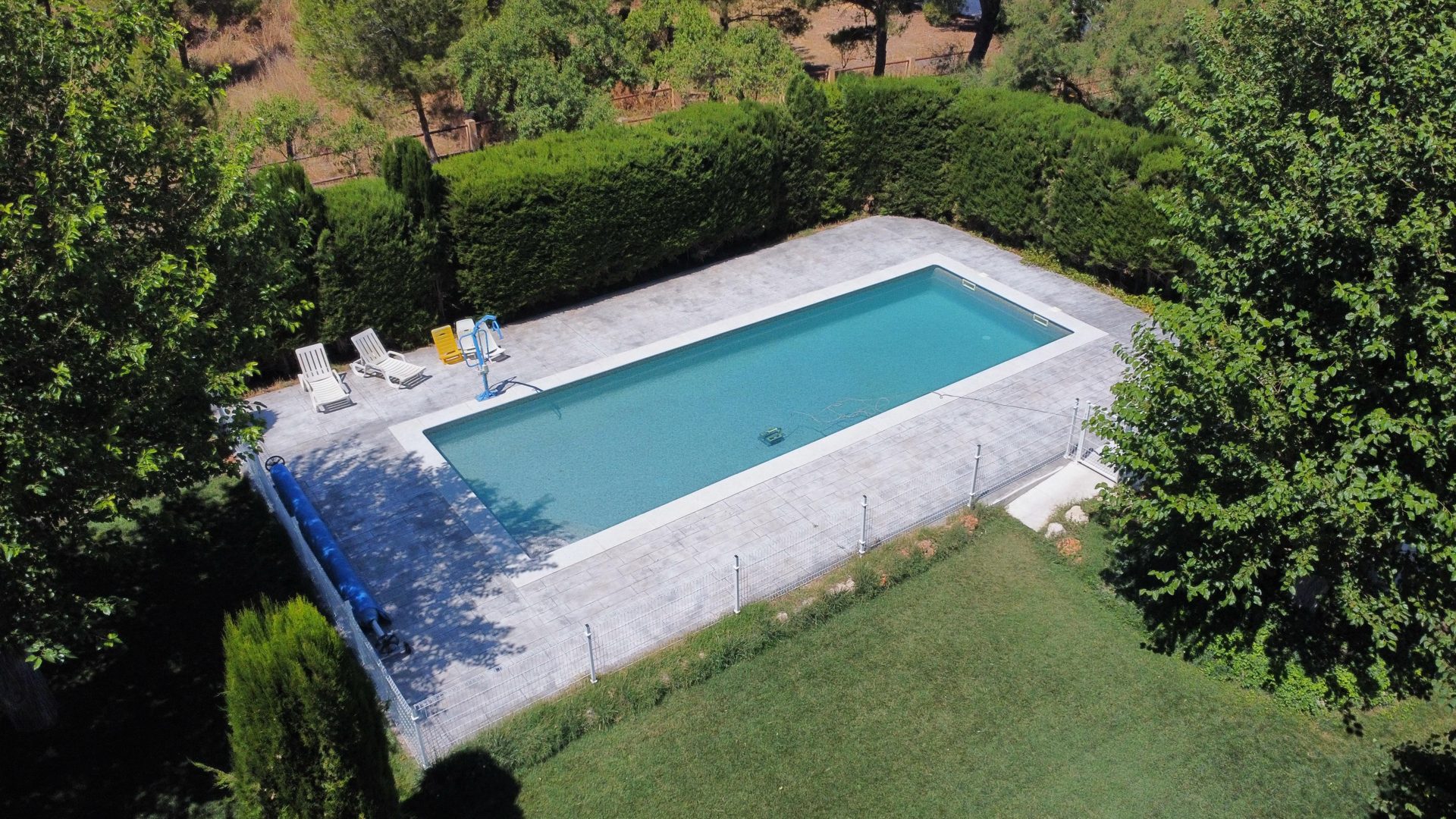 Piscina de la finca vista desde el aire