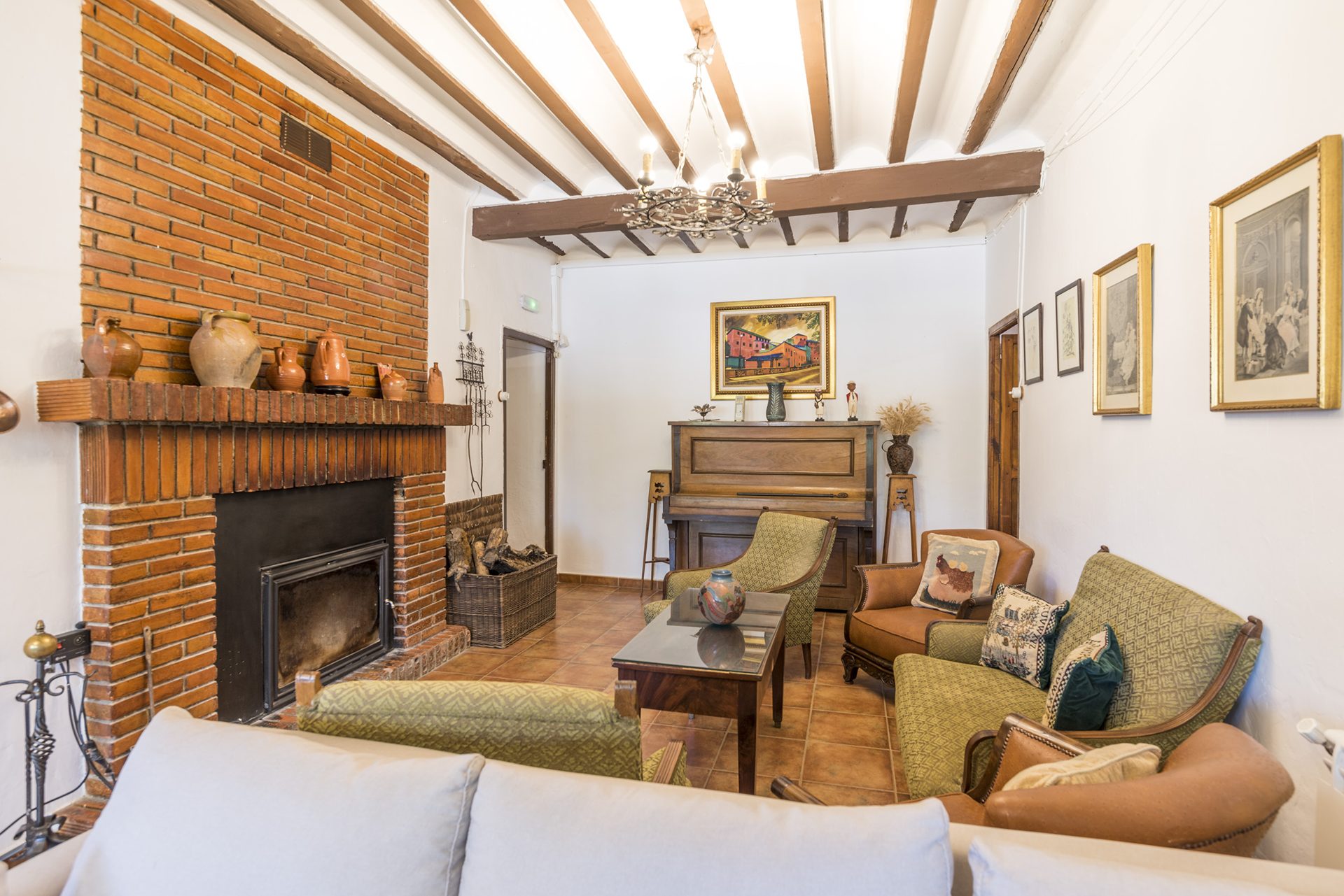 Salón con chimenea