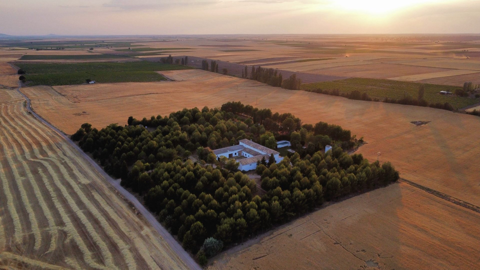 La finca Casa del Marqués al atardecer vista desde el aire